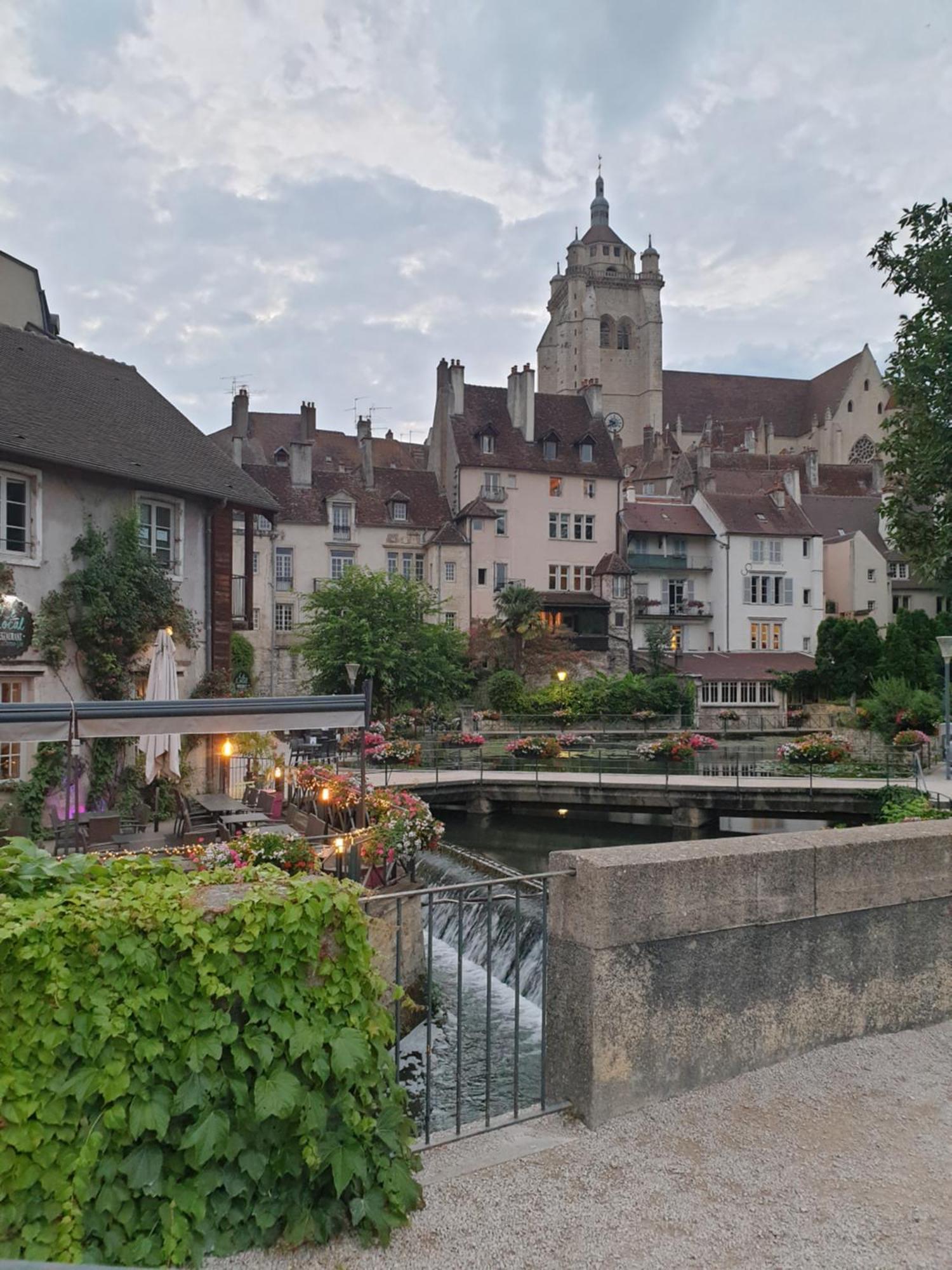 Le Matin Calme - Charme Ancien - Vue Canal Apartment Dole Bagian luar foto